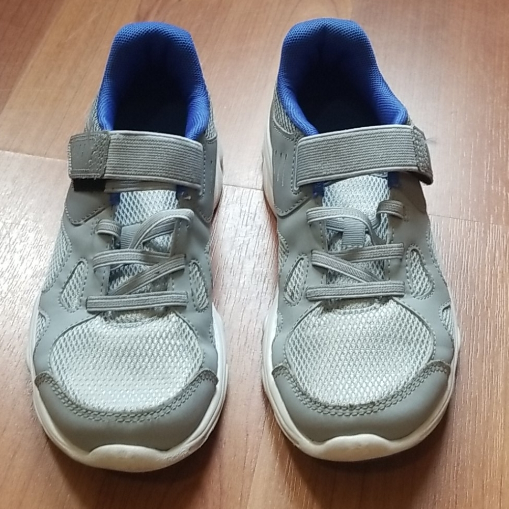 Boys under armour tennis shoes